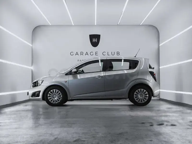 Usado Chevrolet Aveo LS 86 CV (63 kW) 2013 Gris / plata Berlina