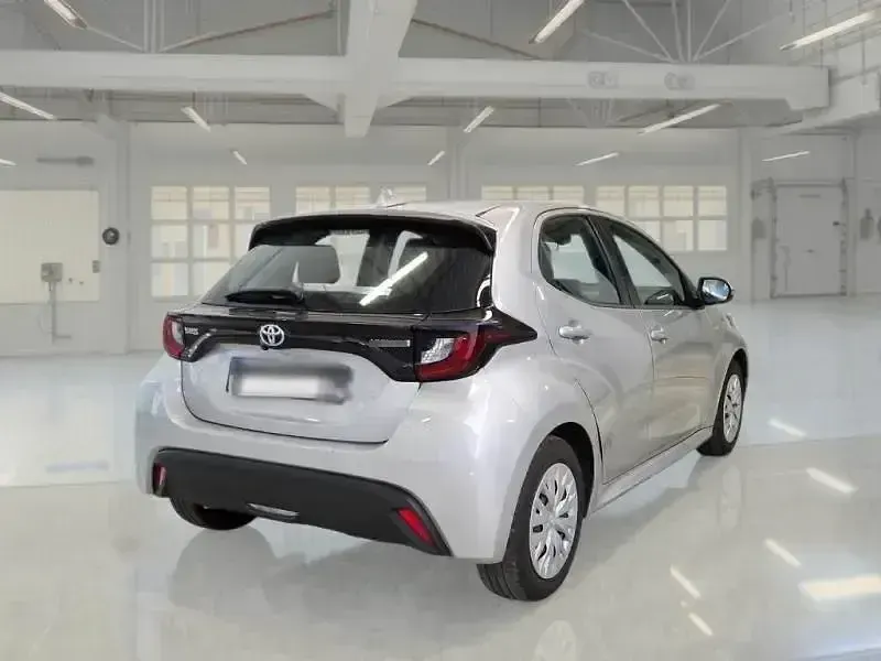 Usado Toyota Yaris Active 99 CV (72 kW) 2021 Gris Utilitario