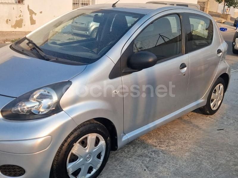 Gris / plata Usado 2009 Toyota Aygo Utilitario | 5900 € (Precio justo) - Imagen 1/4