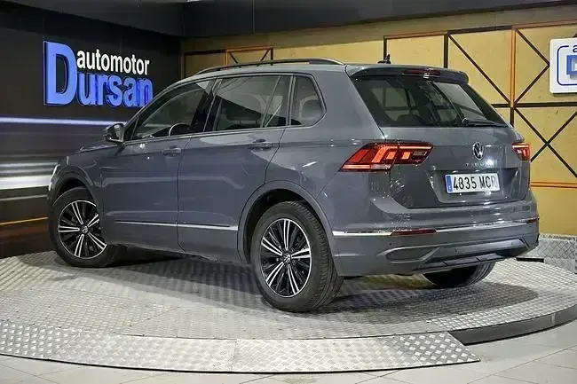 Usado VW Tiguan Life 150 CV (110 kW) 2022 Gris SUV