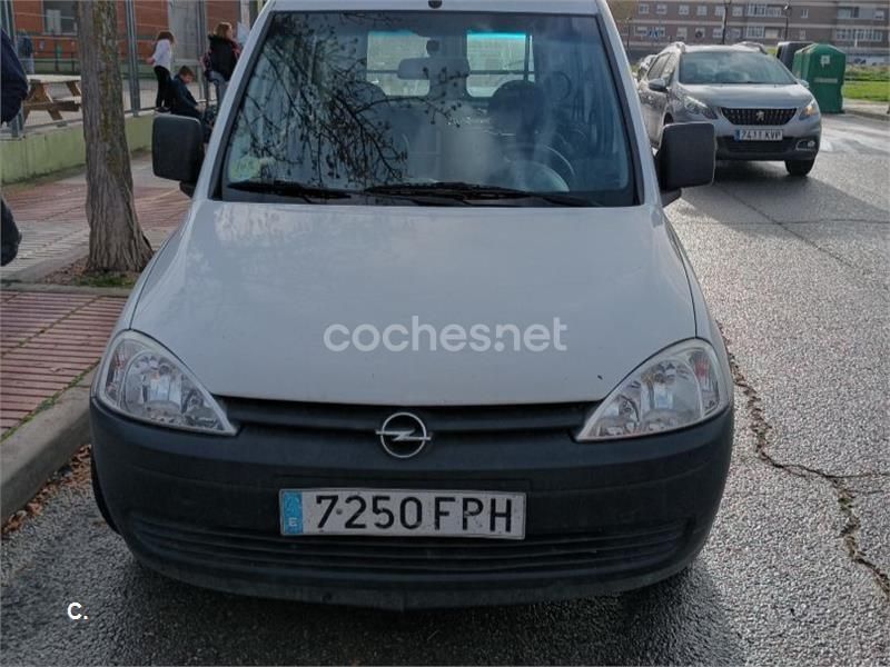 Blanco Usado 2009 Opel Combo Enjoy Monovolumen | 2900 € - Imagen 1/4