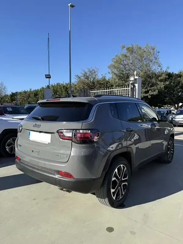 Usado Jeep Compass Limited 190 CV (139 kW) 2021 Gris SUV