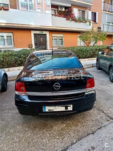 Usado Opel Astra Edition 110 CV (80 kW) 2009 Negro Berlina