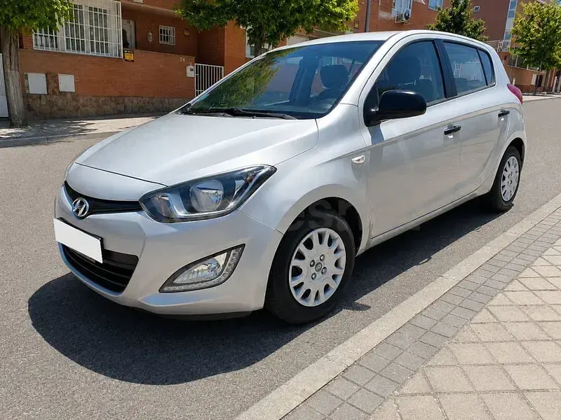 Usado Hyundai i20 85 CV (62 kW) 2013 Gris / plata Utilitario