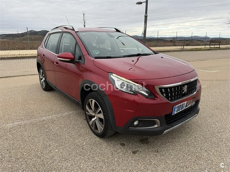 Usado Peugeot 2008 Allure 120 CV (88 kW) 2017 Rojo SUV