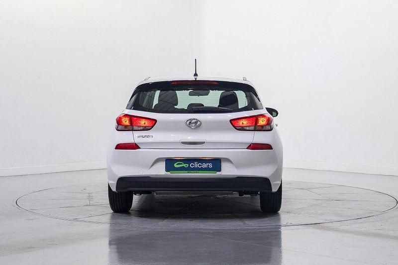 Usado Hyundai i30 120 CV (88 kW) 2019 Blanco Berlina