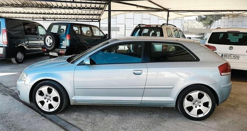 Usado Audi A3 Ambition 140 CV (102 kW) 2004 Gris Utilitario