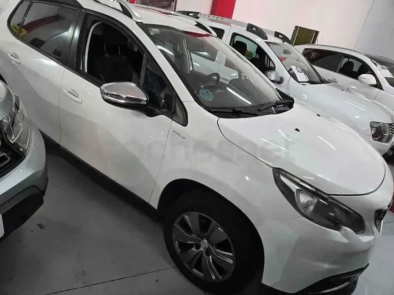 Usado Peugeot 2008 Allure 110 CV (80 kW) 2018 Blanco SUV