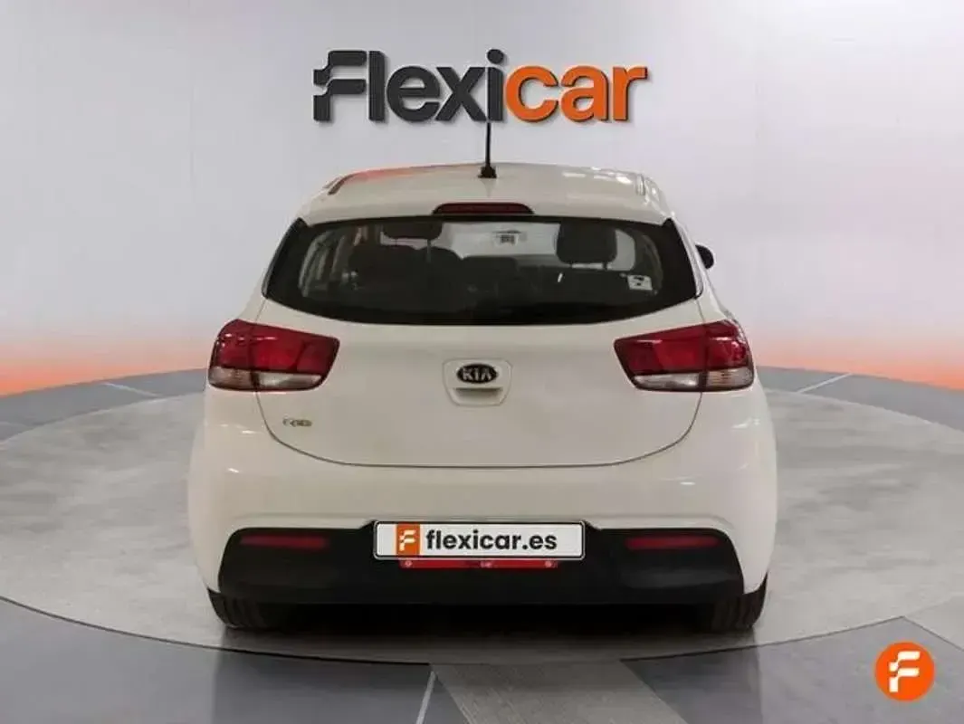 Usado Kia Rio 84 CV (61 kW) 2021 Blanco Utilitario