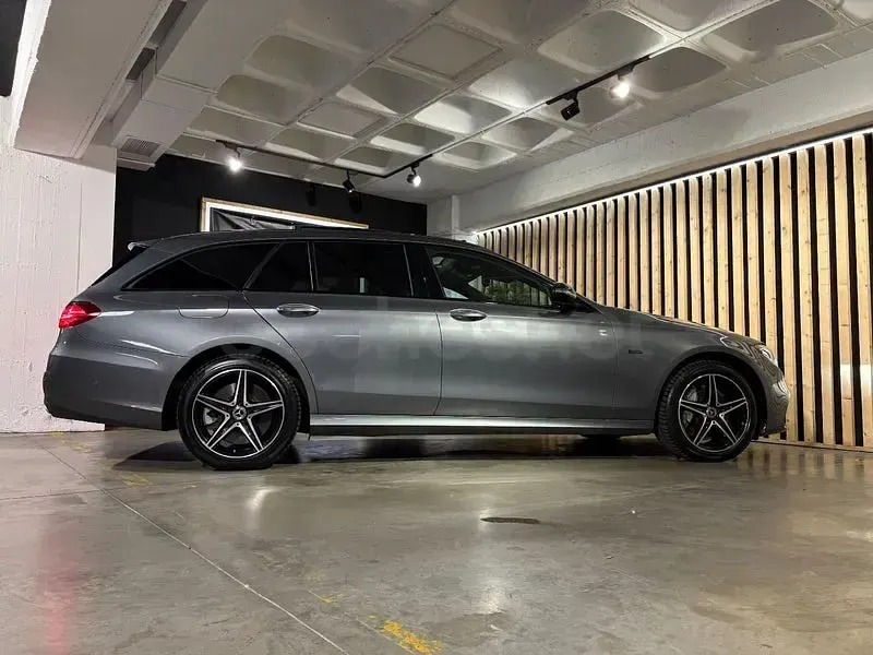 Usado Mercedes E300 306 CV (225 kW) 2020 Gris / plata Familiar