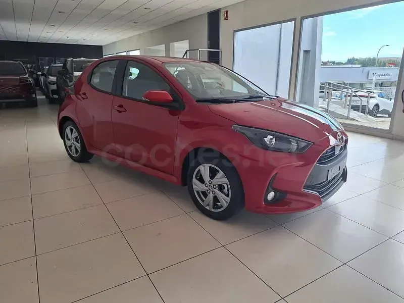 Nuevo Toyota Yaris Hybrid Active 116 CV (85 kW) 2026 Rojo Berlina