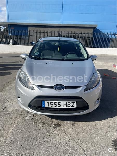 Usado Ford Fiesta Trend 82 CV (60 kW) 2011 Gris / plata Utilitario