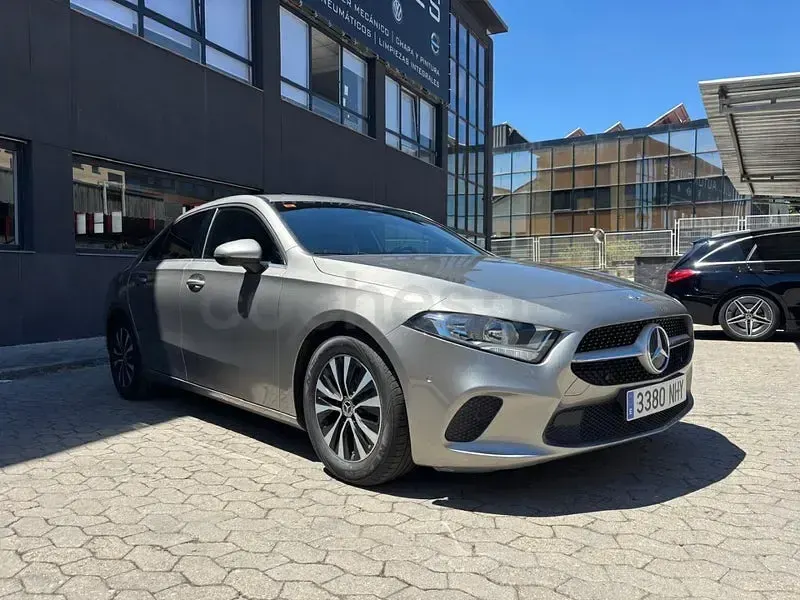 Usado Mercedes A180 116 CV (85 kW) 2020 Gris / plata Berlina