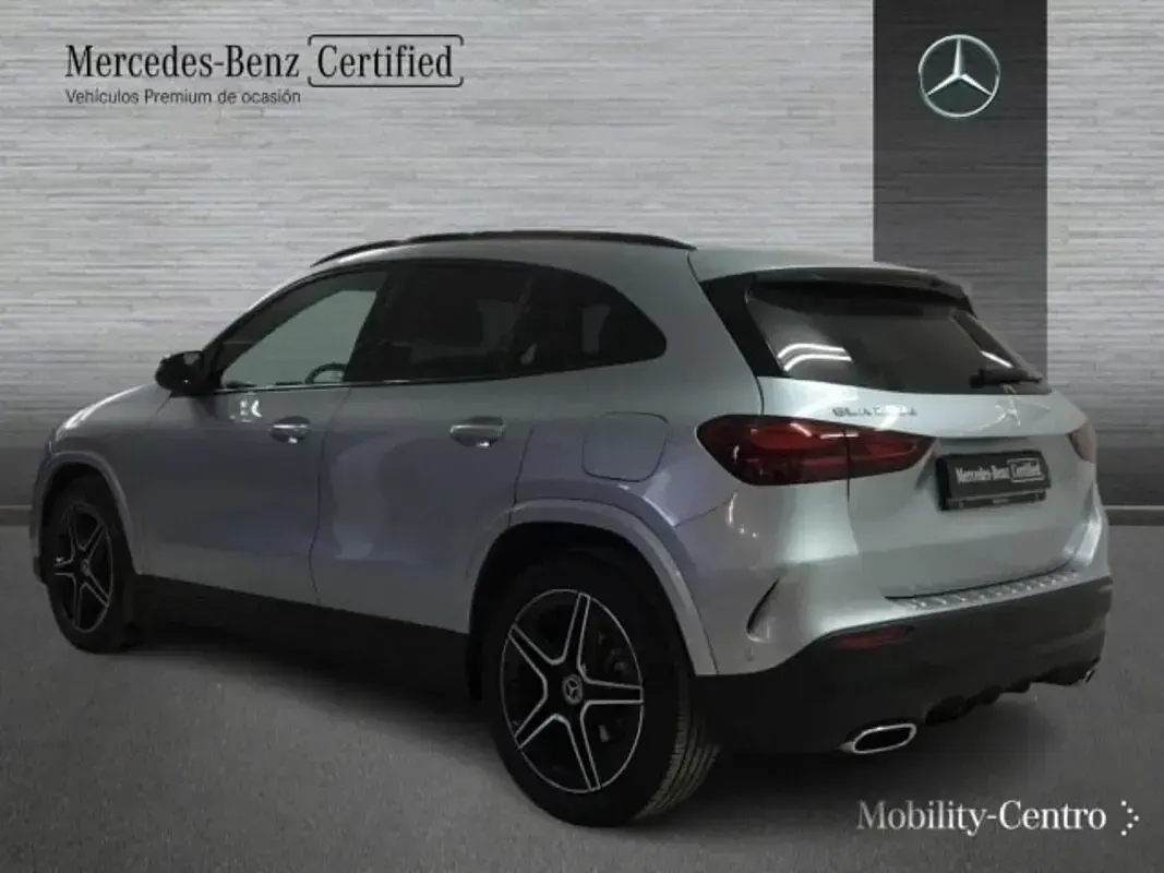 Usado Mercedes GLA200 AMG line 150 CV (110 kW) 2024 Plata hightech SUV