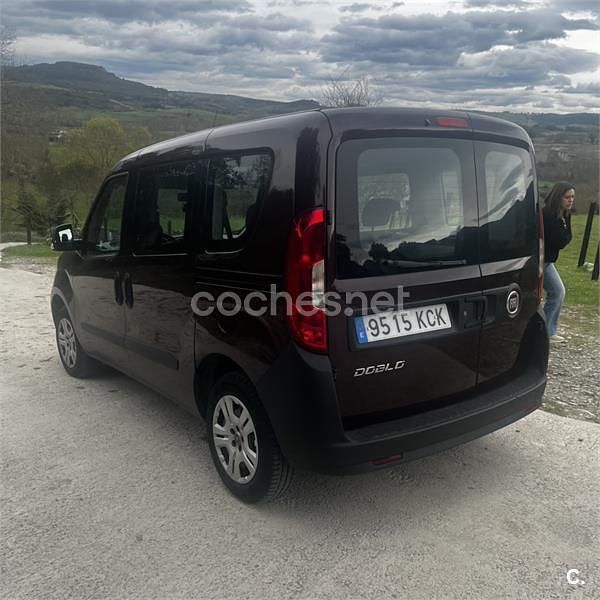 Usado Fiat Doblò Easy 95 CV (69 kW) 2016 Granate Monovolumen