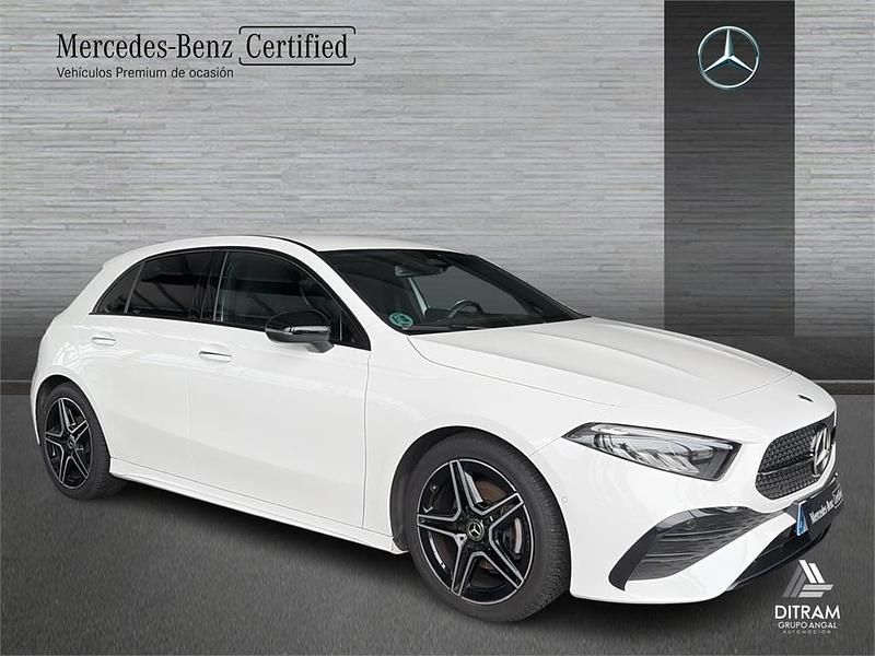 Usado Mercedes A180 AMG line 116 CV (85 kW) 2024 Blanco Berlina