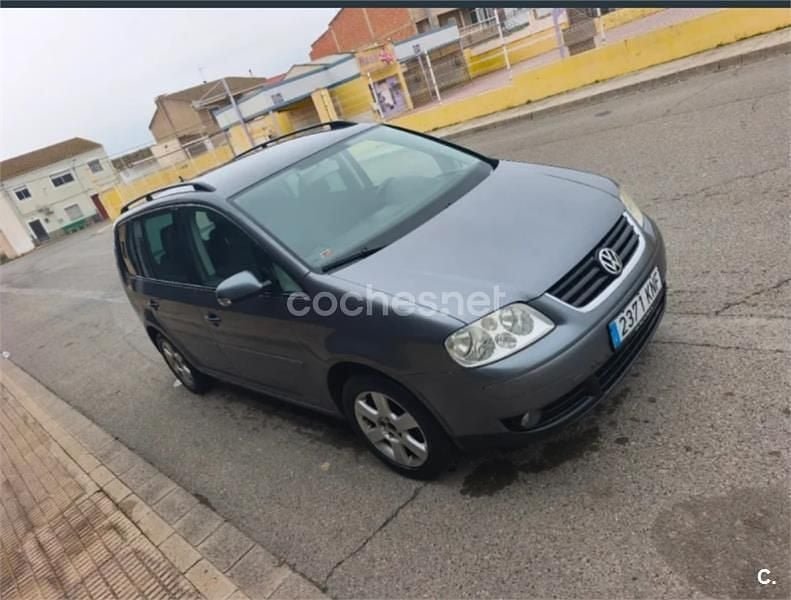Usado VW Touran Highline 140 CV (102 kW) 2007 Gris / plata Monovolumen