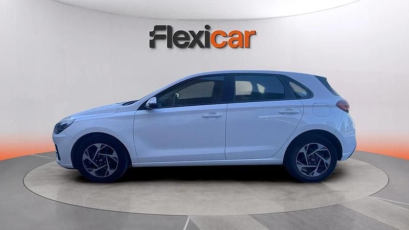Usado Hyundai i30 121 CV (88 kW) 2024 Blanco Berlina