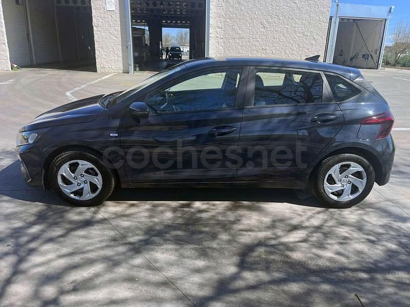 Usado Hyundai i20 100 CV (73 kW) 2021 Gris / plata Utilitario