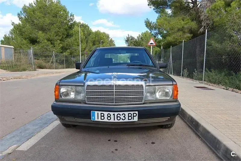 Usado Mercedes 190 109 CV (80 kW) 1993 Gris / plata Berlina