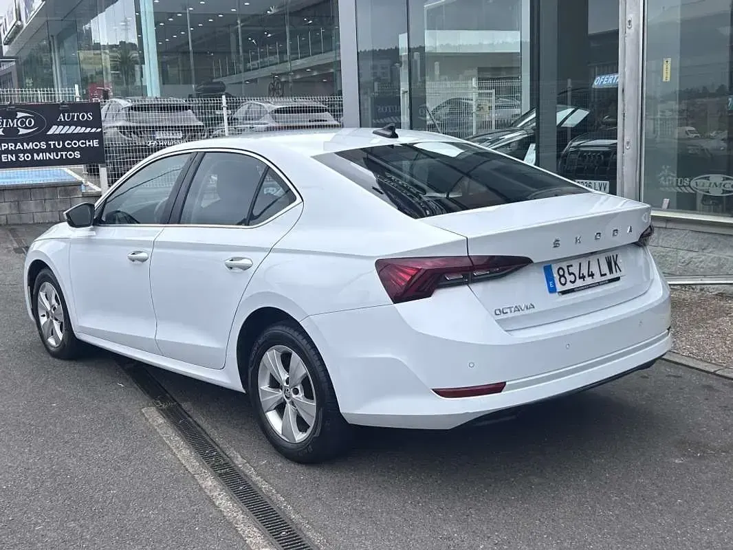 Usado Skoda Octavia Ambition 116 CV (85 kW) 2022 Blanco Utilitario