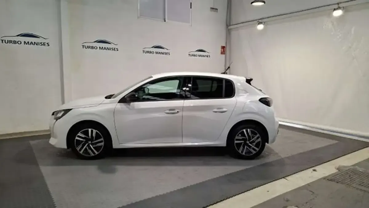 Usado Peugeot 208 Allure 102 CV (75 kW) 2023 Blanco Utilitario