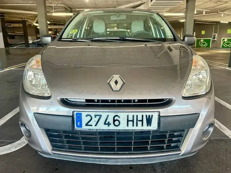 Usado Renault Clio IV Business 75 CV (55 kW) 2012 Gris / plata Berlina