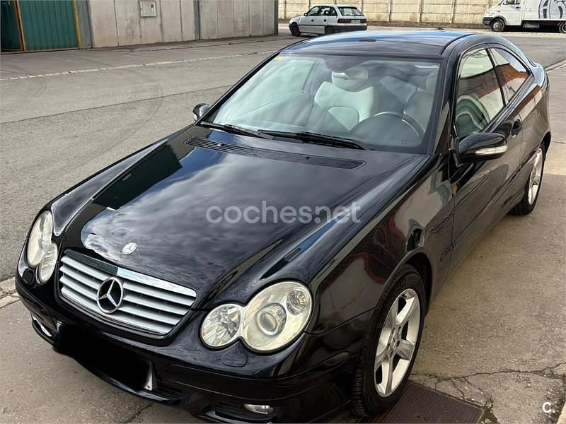 Usado Mercedes C220 143 CV (105 kW) 2005 Negro Berlina