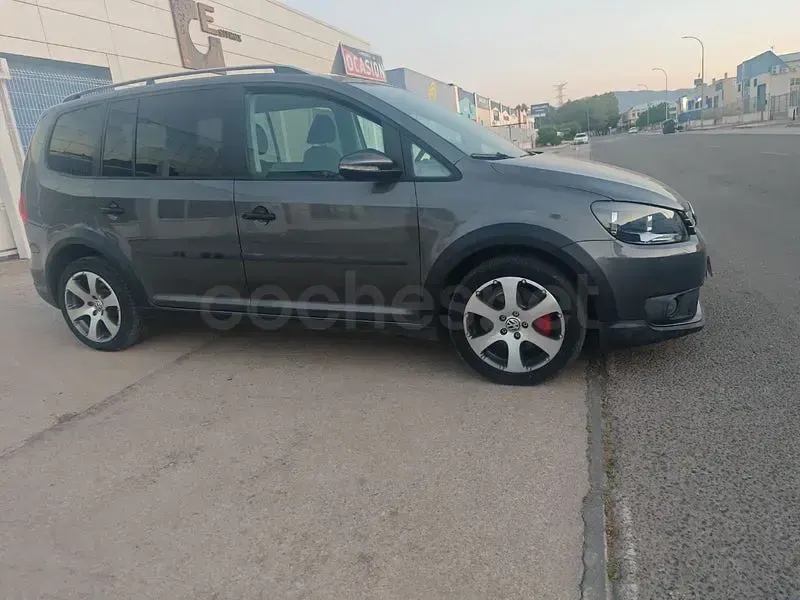 Usado VW Touran Advance 140 CV (102 kW) 2012 Gris / plata Monovolumen
