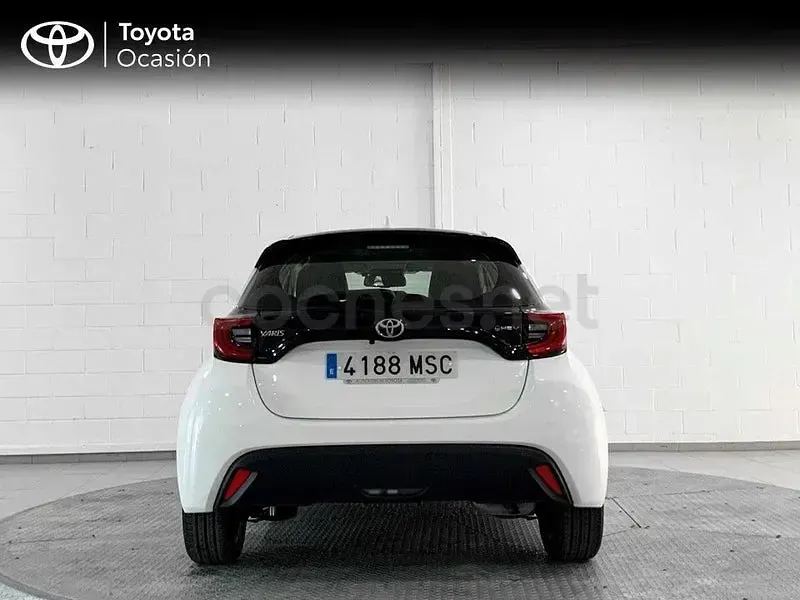 Usado Toyota Yaris Hybrid Active 116 CV (85 kW) 2024 Blanco Berlina