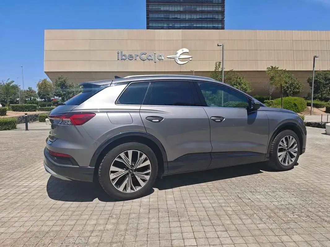 Usado Audi Q4 e-tron Advanced Plus 150 kW (204 CV) 2022 Gris SUV