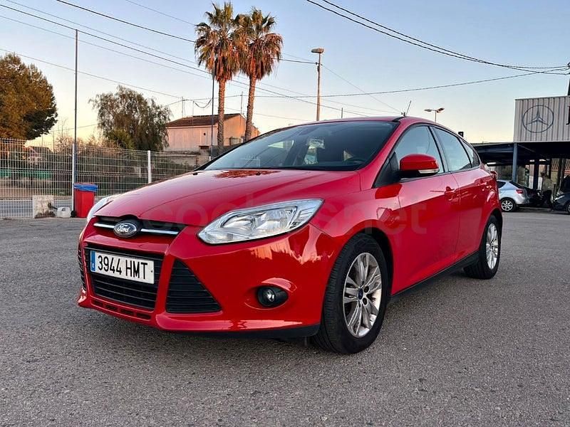 Usado Ford Focus Trend 95 CV (69 kW) 2013 Rojo Berlina