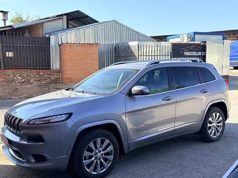 Usado Jeep Cherokee Overland 195 CV (143 kW) 2019 Gris / plata SUV