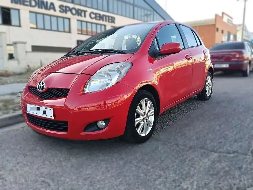 Usado Toyota Yaris Connect Style 101 CV (74 kW) 2011 Rojo Utilitario