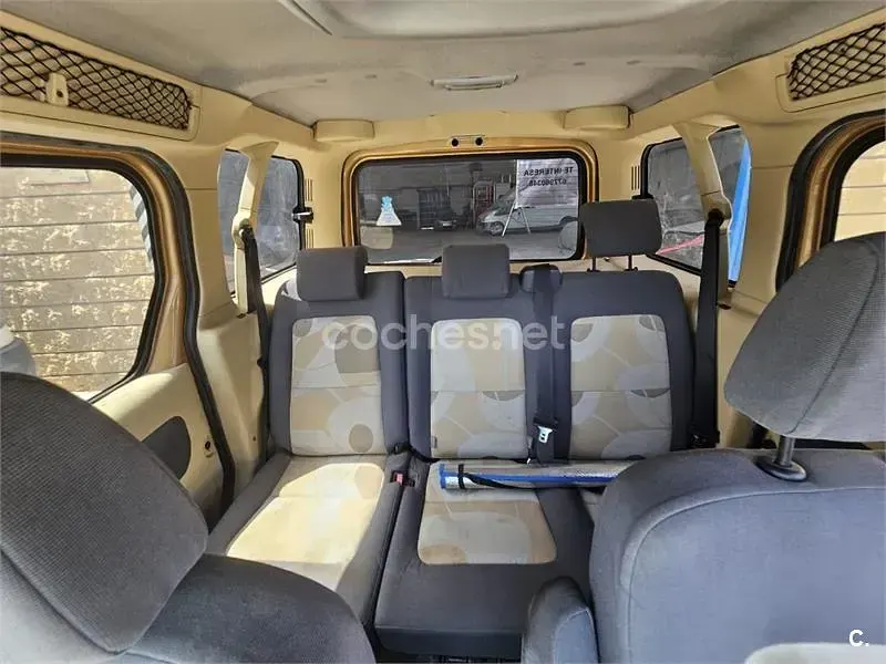 Usado Ford Grand Tourneo Connect Trend 95 CV (69 kW) 2013 Amarillo Monovolumen