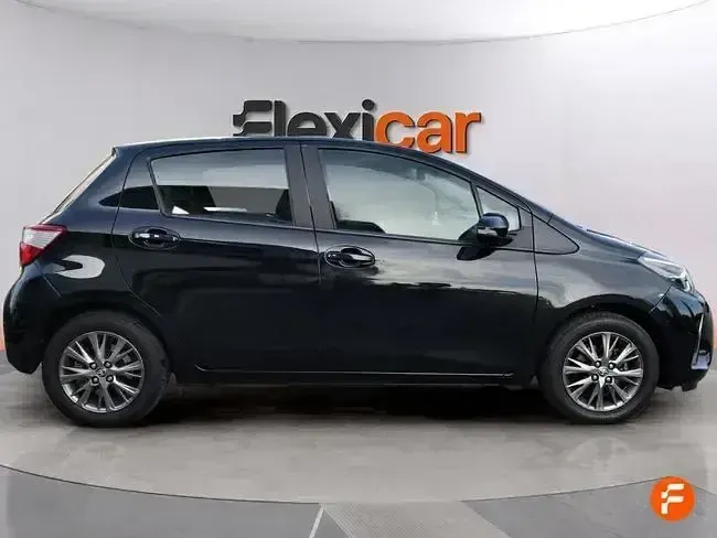 Usado Toyota Yaris Active 69 CV (50 kW) 2020 Negro