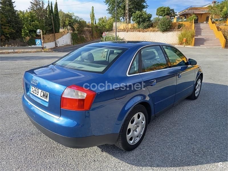 Usado Audi A4 130 CV (95 kW) 2003 Azul Berlina