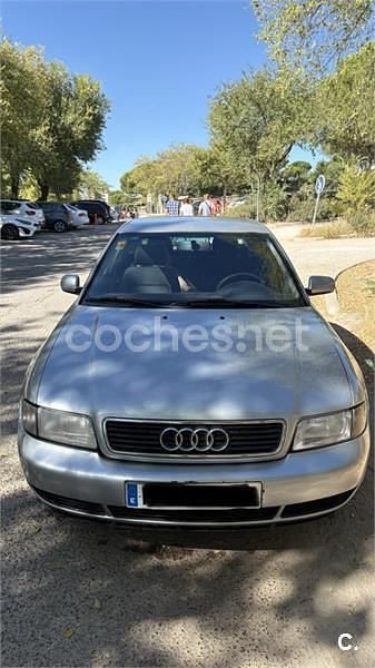 Usado Audi A4 125 CV (91 kW) 1999 Gris / plata Berlina