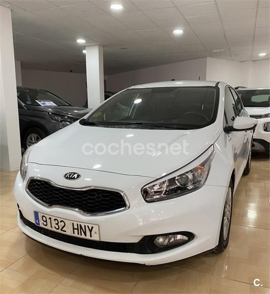 Blanco Usado 2013 Kia Ceed GT Berlina | 7900 € (Precio justo) - Imagen 1/4