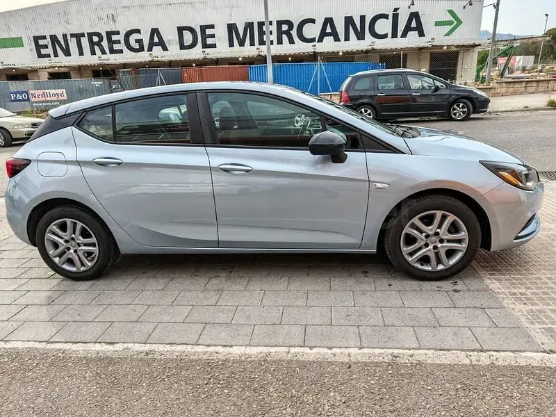 Usado Opel Astra Dynamic 105 CV (77 kW) 2016 Azul Berlina