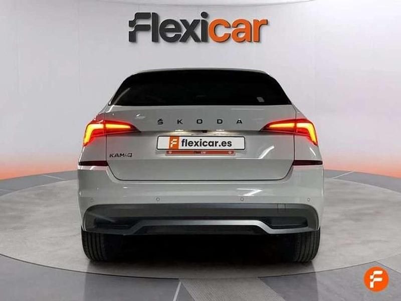 Usado Skoda Kamiq Ambition 110 CV (80 kW) 2021 Blanco SUV