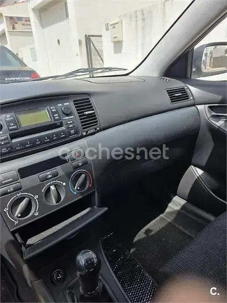 Usado Toyota Corolla Luna 110 CV (80 kW) 2004 Gris / plata Berlina