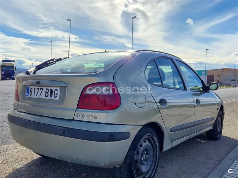 Usado Renault Mégane 80 CV (58 kW) 2002 Verde Berlina