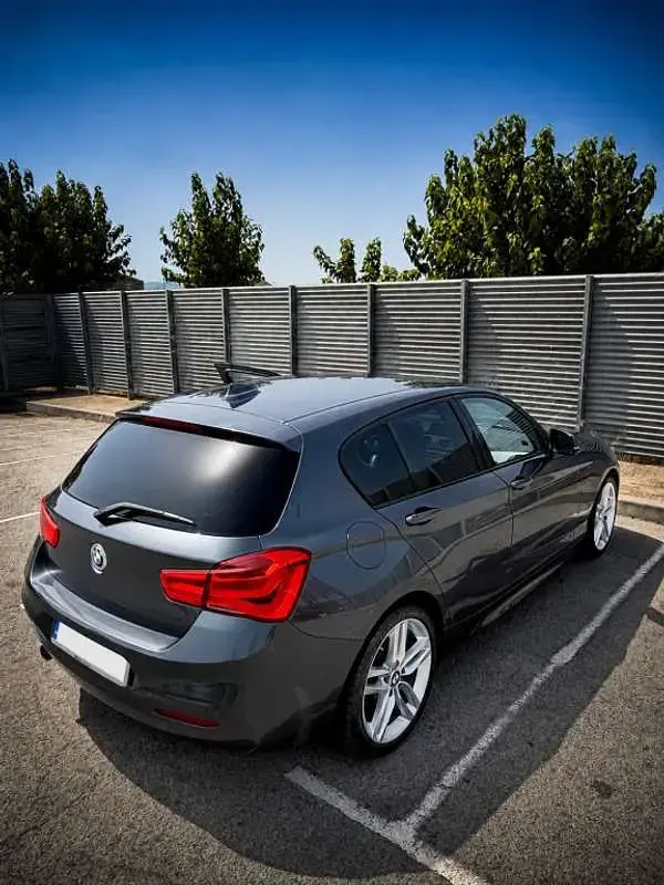 Usado BMW 118 Comfort Edition 136 CV (100 kW) 2017 Gris Utilitario
