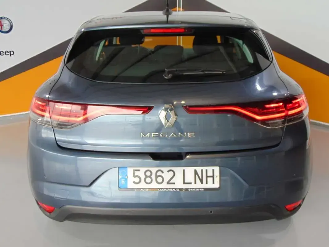 Usado Renault Mégane Zen 116 CV (85 kW) 2021 Gris Utilitario
