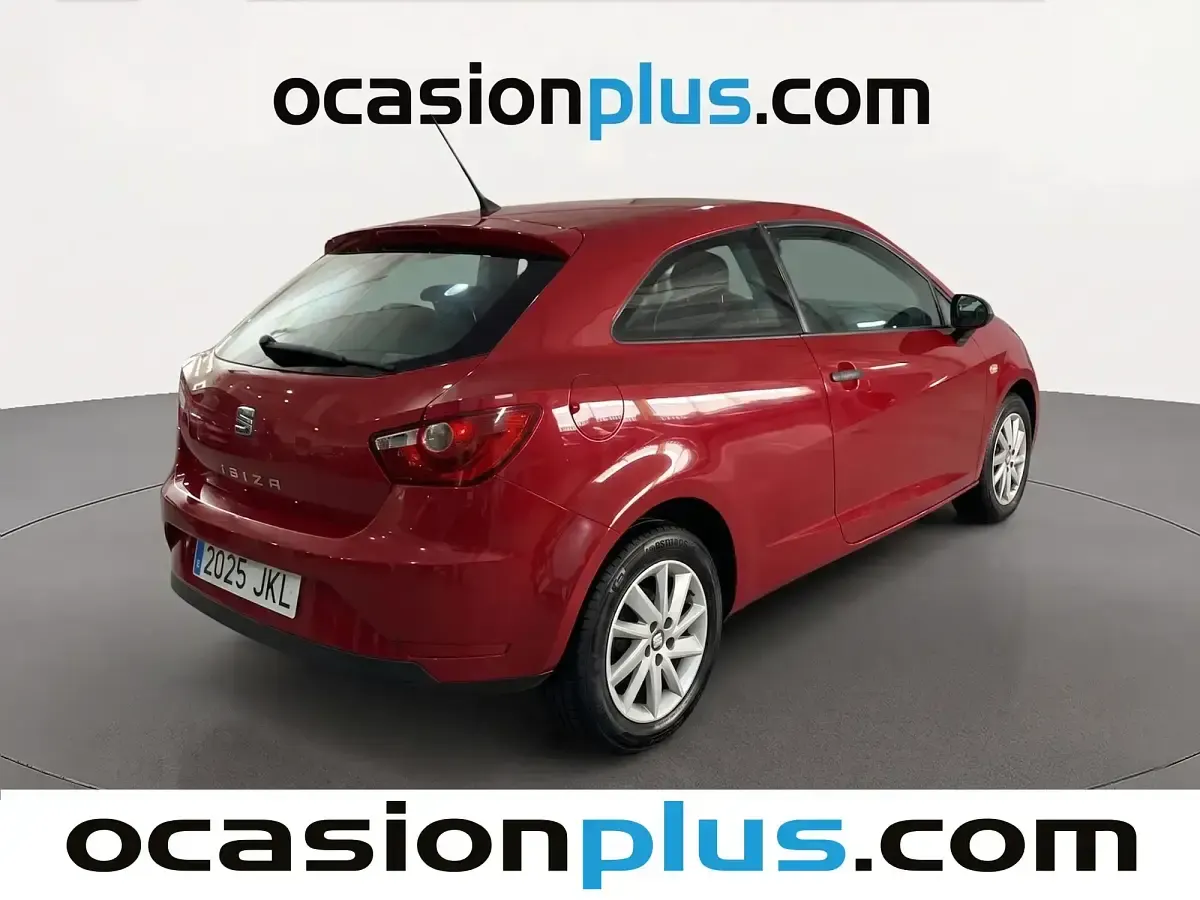 Usado Seat Ibiza Reference 75 CV (55 kW) 2015 Rojo Utilitario