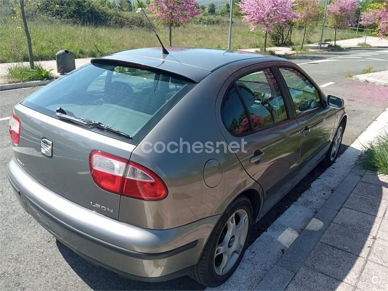 Usado Seat Leon Sport 105 CV (77 kW) 2003 Gris / plata Utilitario