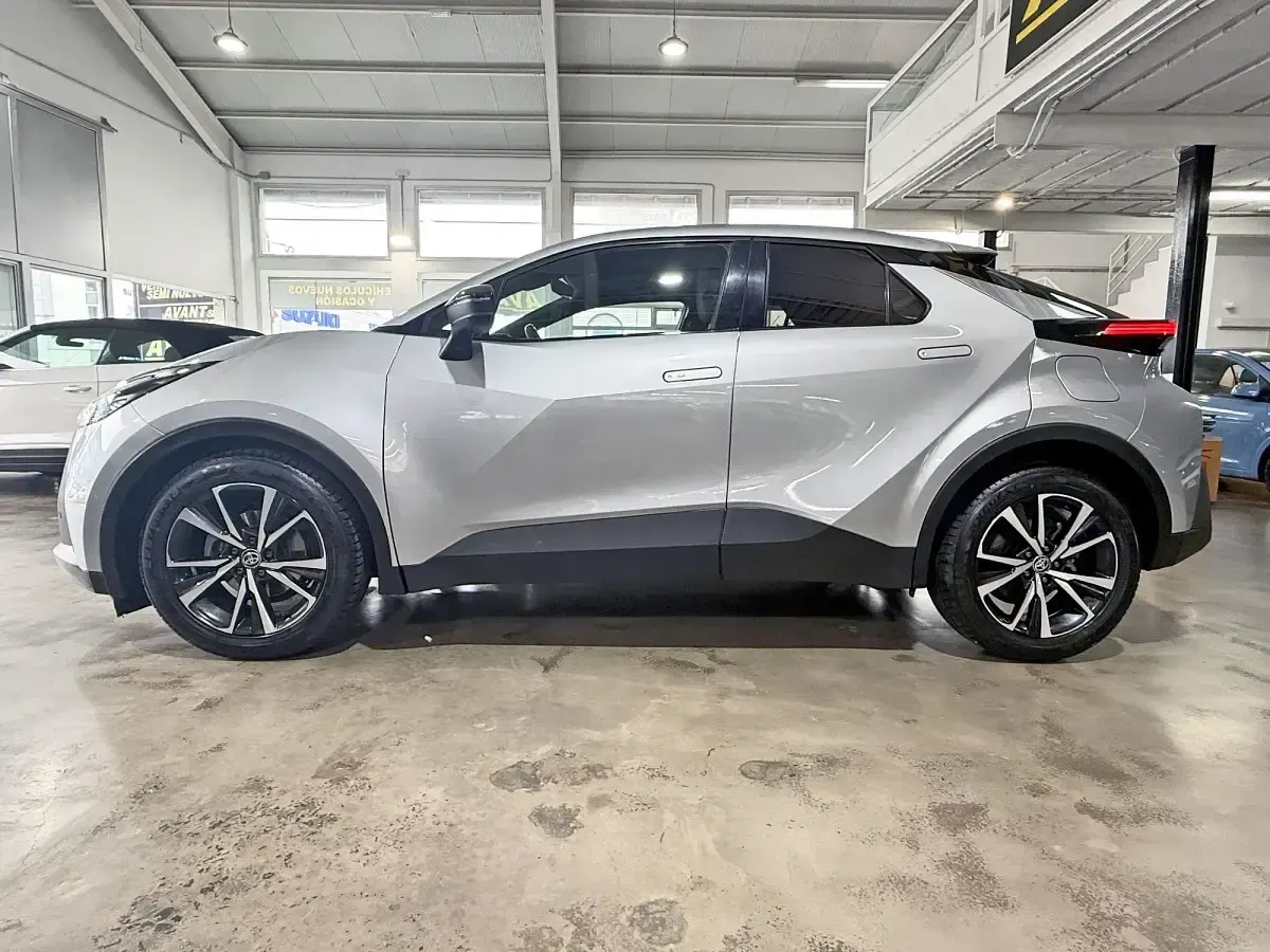 Usado Toyota C-HR Advance 140 CV (102 kW) 2024 Gris / plata SUV