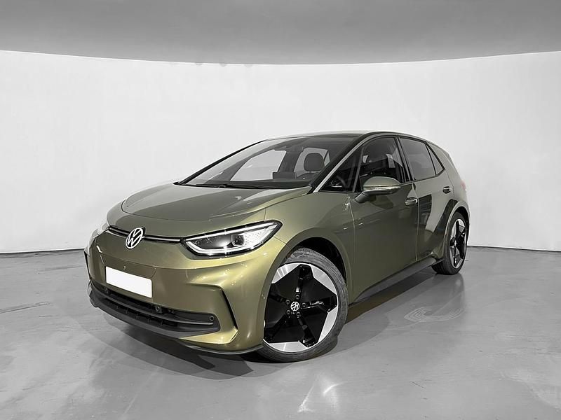 Verde oliva metalizado con techo negro Usado 2024 VW ID.3 Pro Utilitario | 29.490 € (Precio justo) - Imagen 1/4