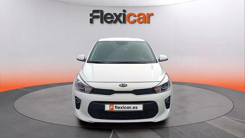 Usado Kia Rio 101 CV (74 kW) 2018 Blanco Berlina